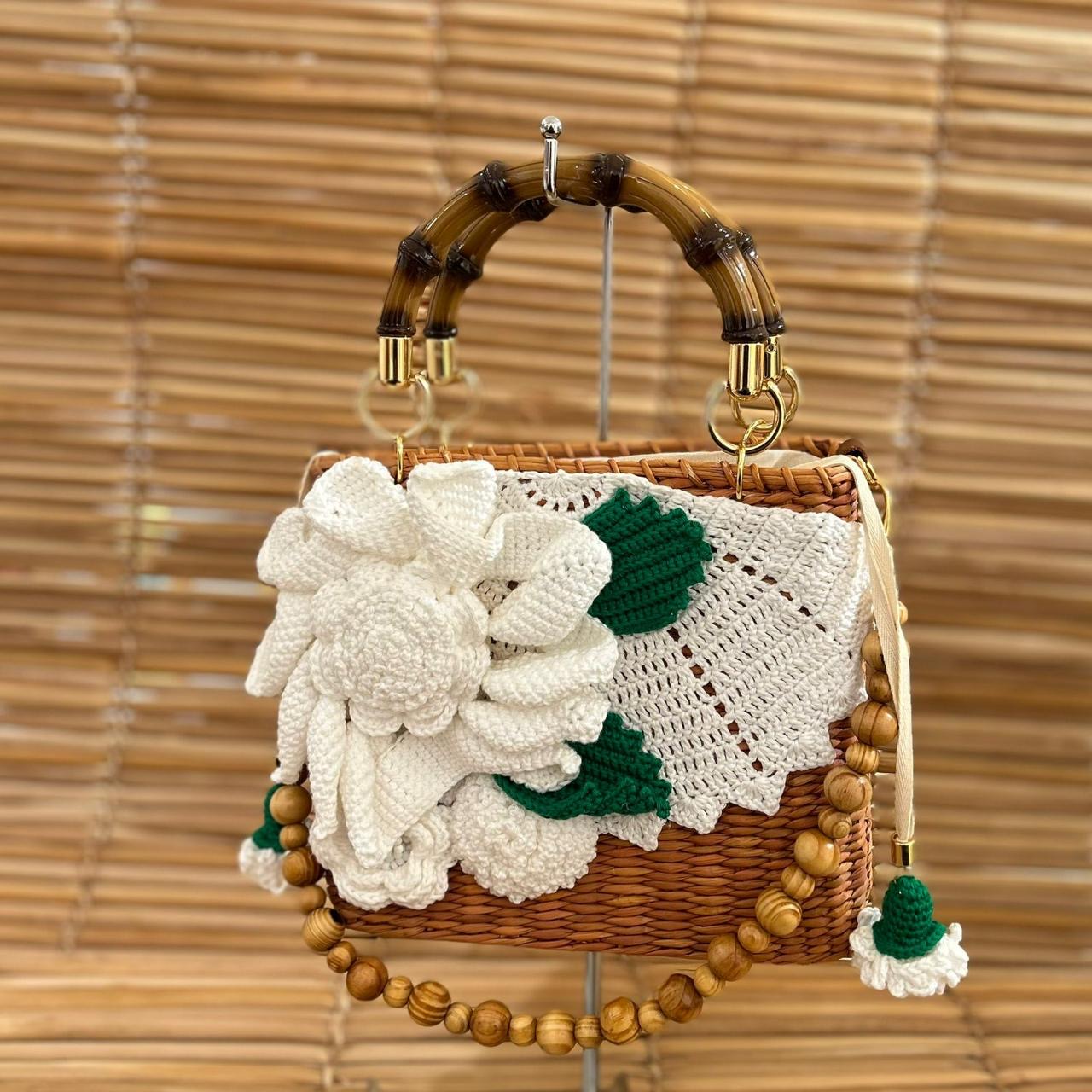 Bolsa Rattan Flor de Crochê