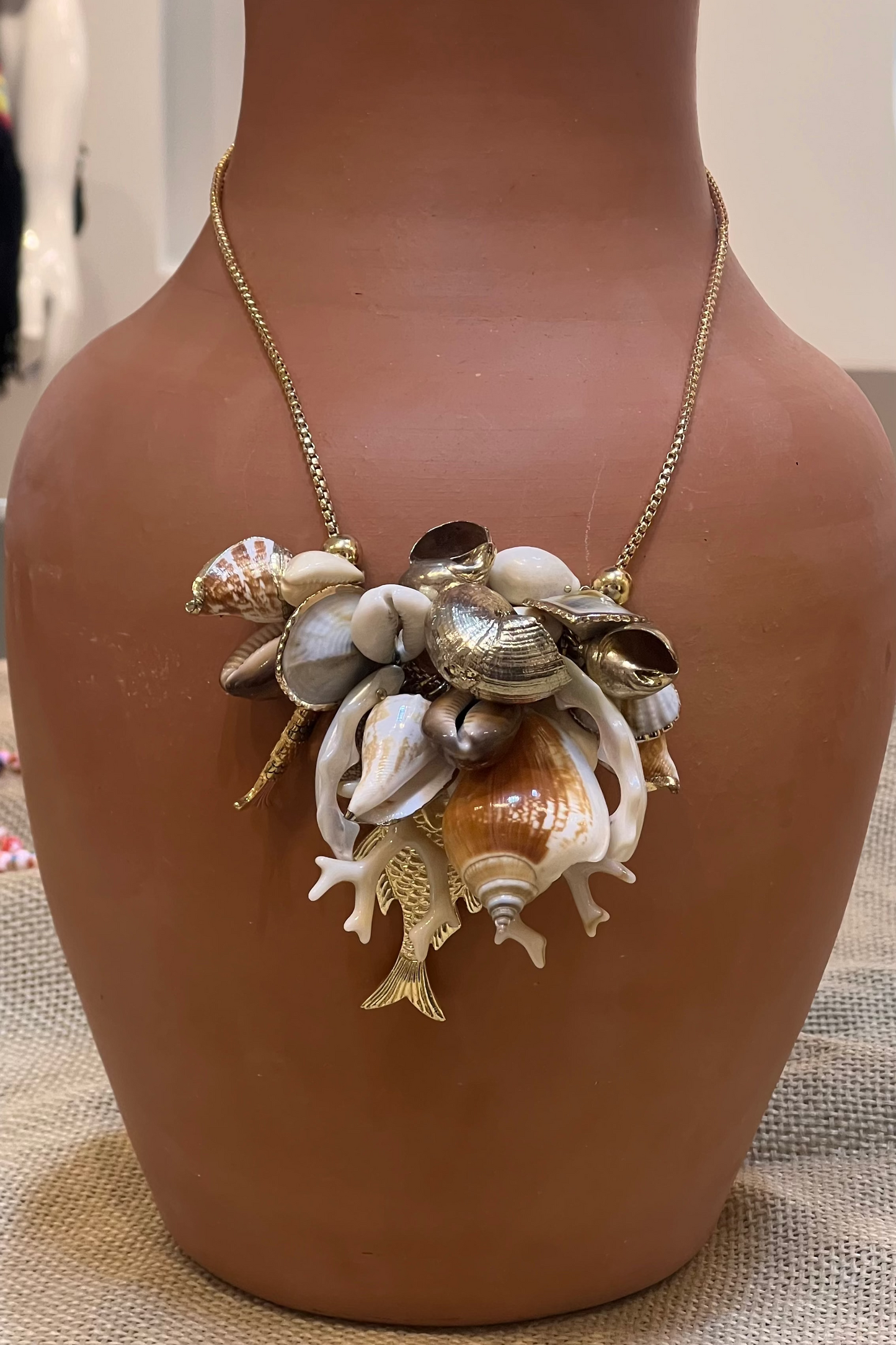 Colar Longo Conchas e Peixes Dourado