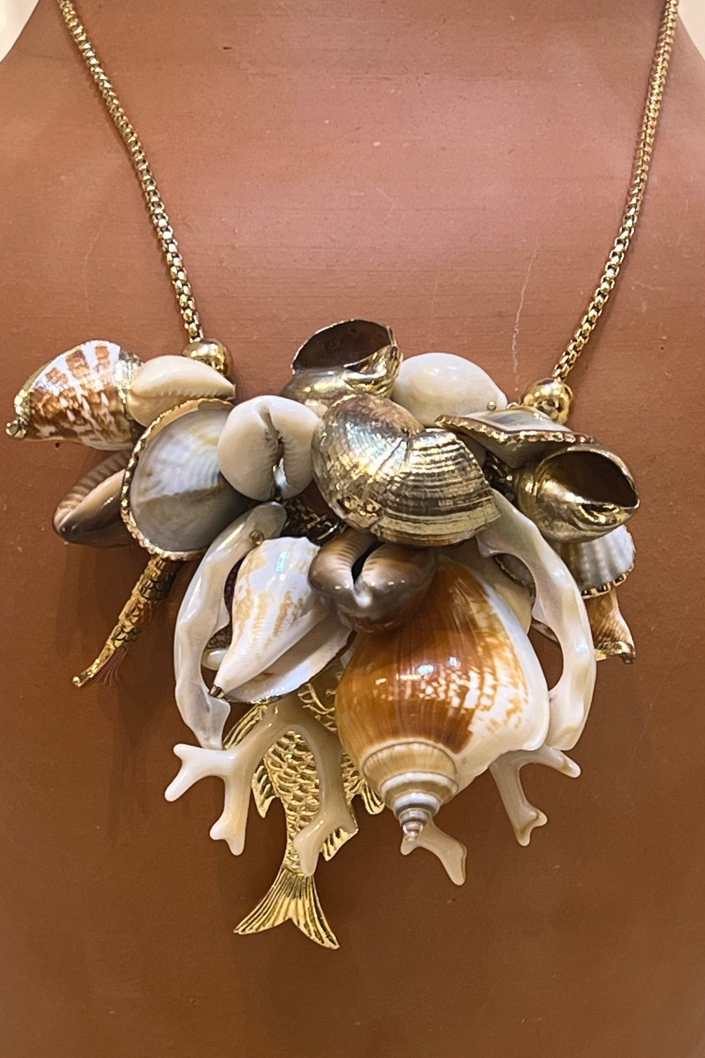Colar Longo Conchas e Peixes Dourado
