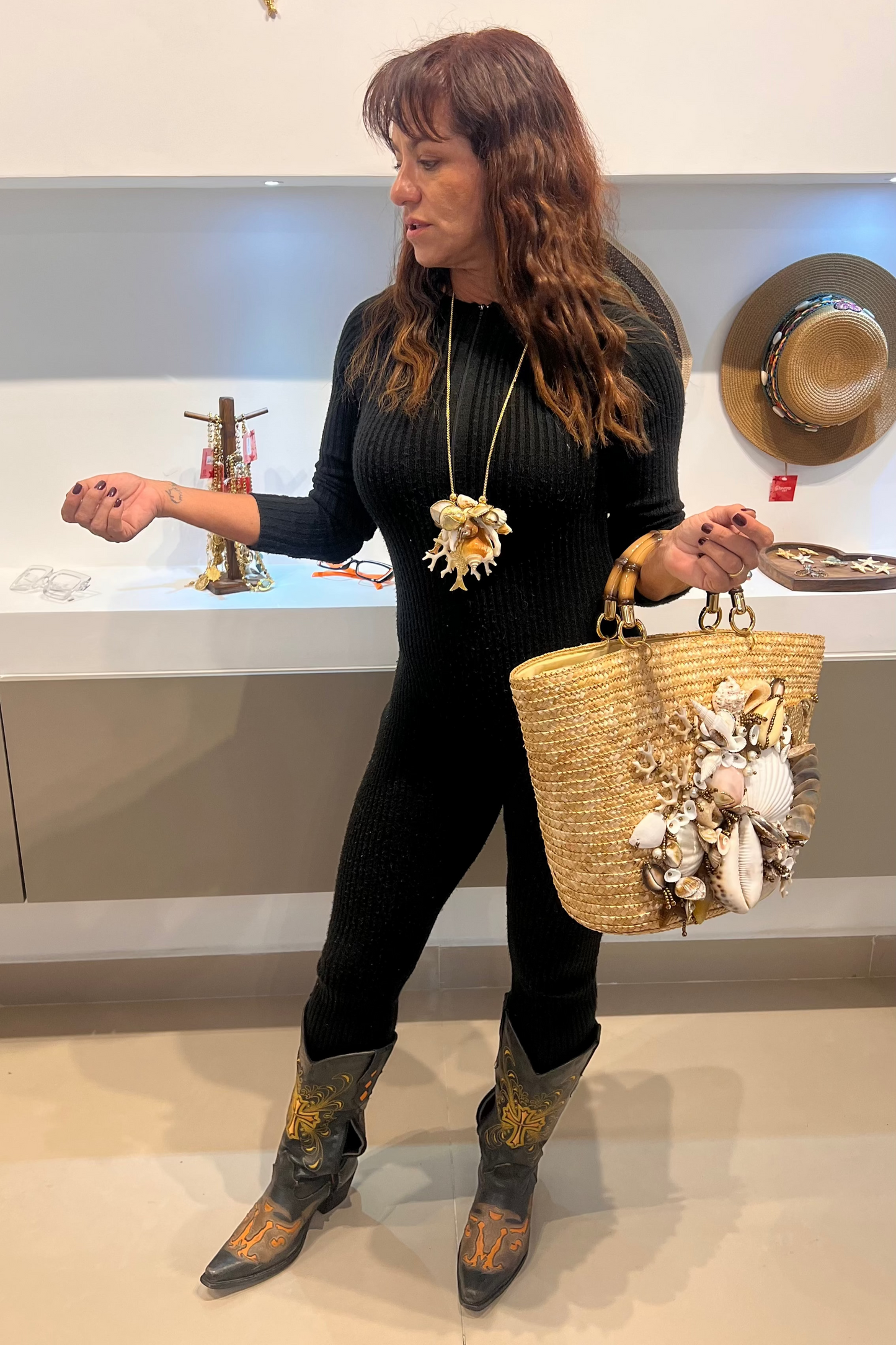 Colar Longo Conchas e Peixes Dourado