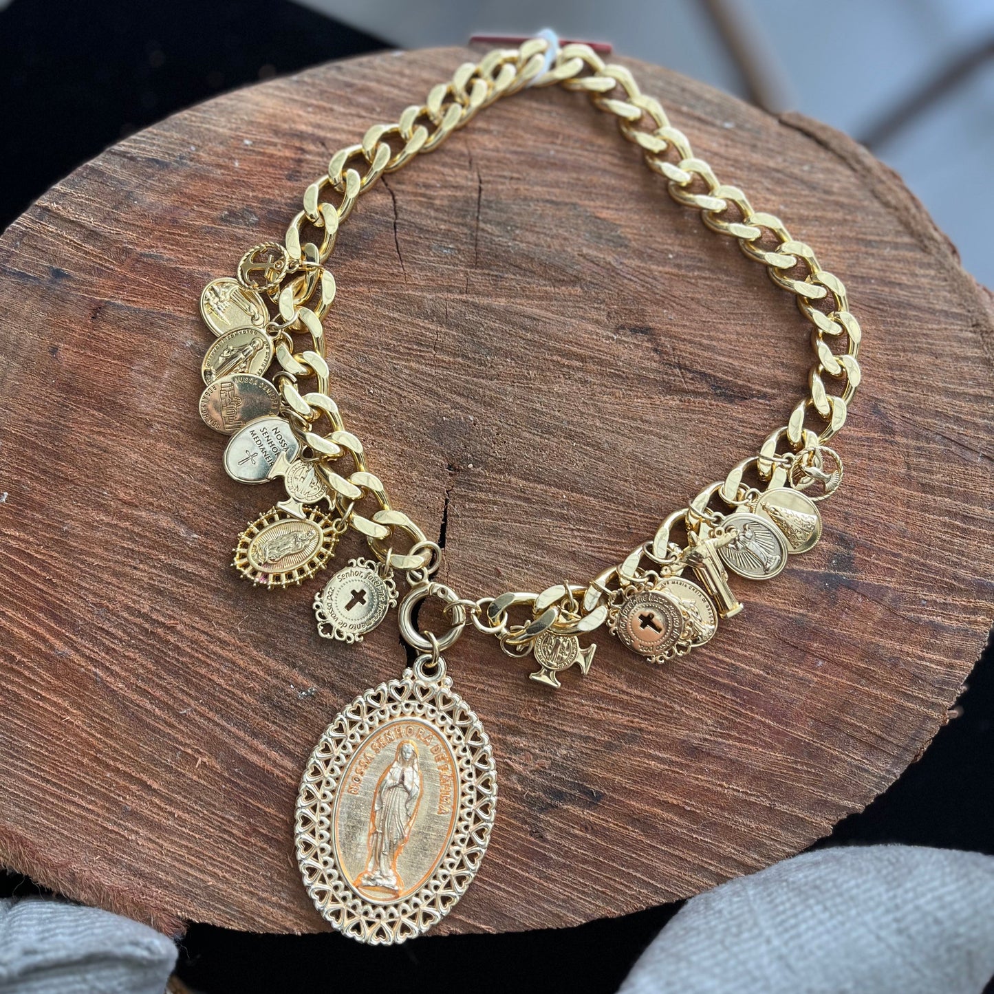 Colar Medalhão Madona Dourado