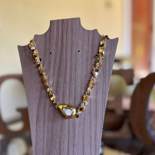 Colar Gota Dourada Gregga – Elegância com Brilho Natural