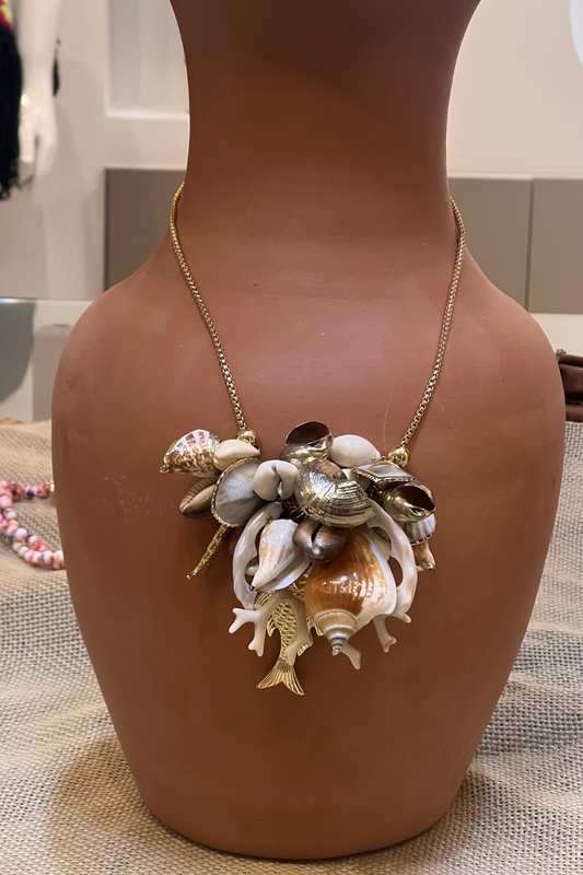 Colar Longo Conchas e Peixes Dourado