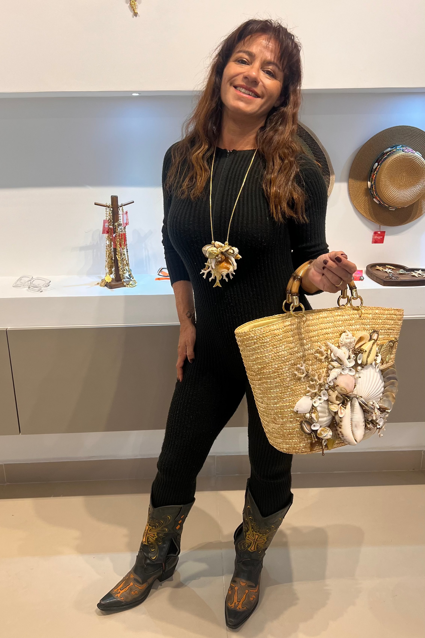 Colar Longo Conchas e Peixes Dourado