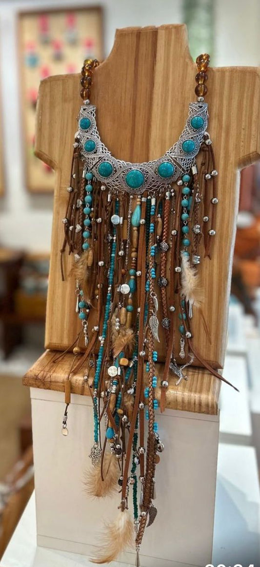 Colar Boho Turquesa com Couro e Penas