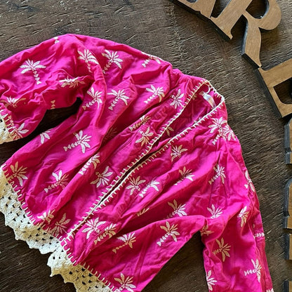 Kimono de Linho Bordado Coqueiros - Leveza tropical com toque artesanal.